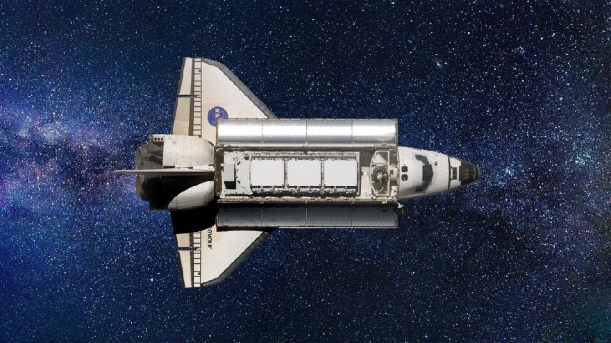 Endeavour Space Shuttle mit Weltraum im Hintergrund.
